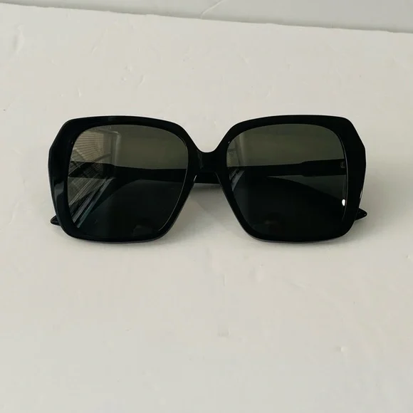 New Gucci Women’s Square Ladies Sunglasses
Item No. GG0533SA 001 56 - Picture 3 of 14